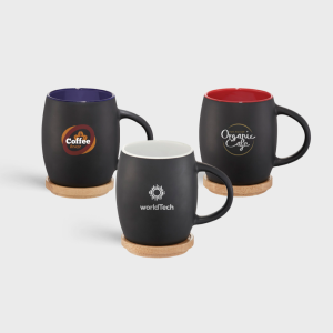 Keramische mok met houten onderzetter