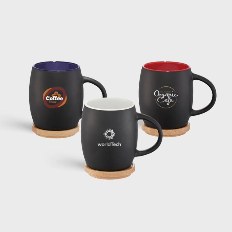 Keramische mok met houten onderzetter